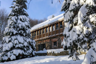 Mieszkał tu SS-man, nocował Jan Paweł II. Niezwykła historia domu, który powstał ze stajni