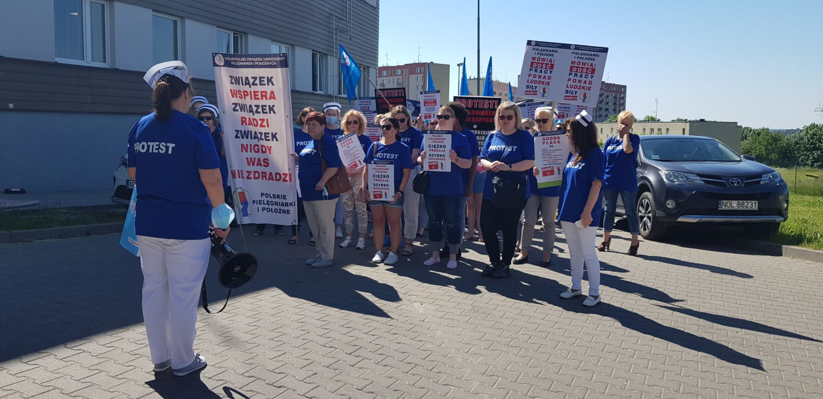 Strajk pielęgniarek i położnych w Olsztynie. Relacja z protestu [ZDJĘCIA]