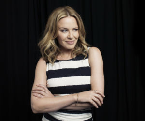 53-letnia oszałamiająca Kylie Minogue w nowym teledysku. Nosi mini i perukę!