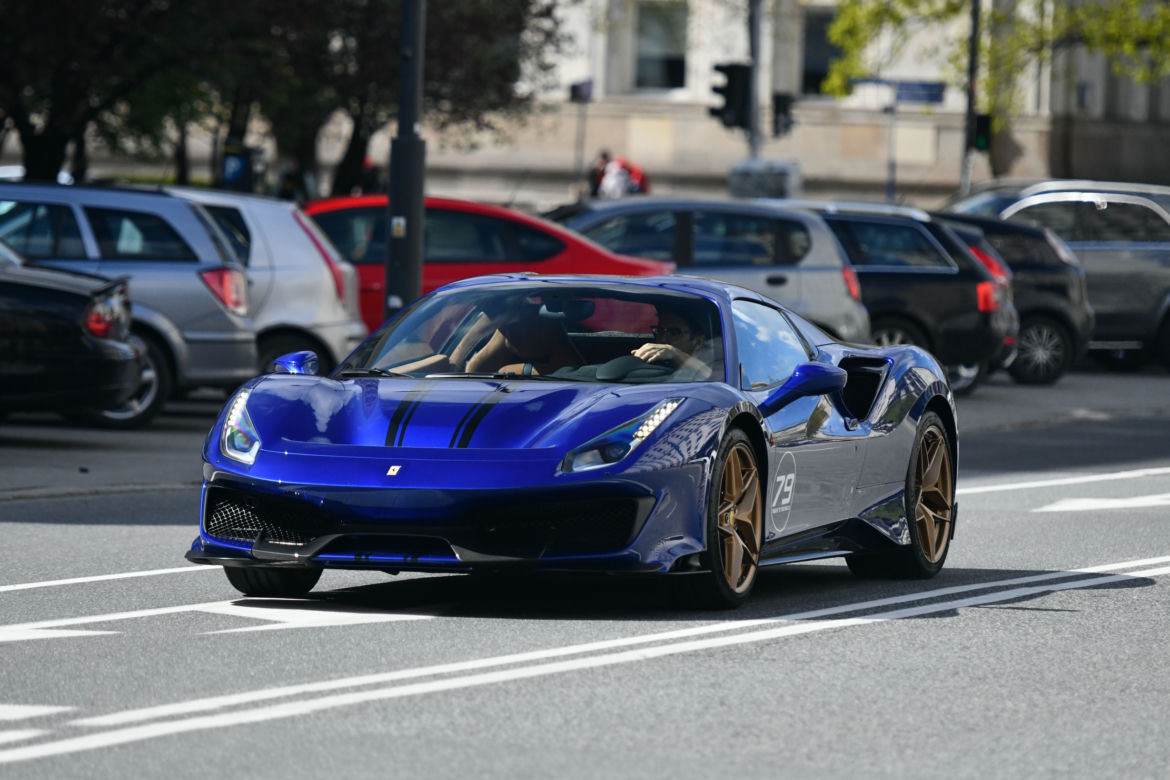 Kuba Wojewódzki w swoim Ferrari 488 Pista Spider