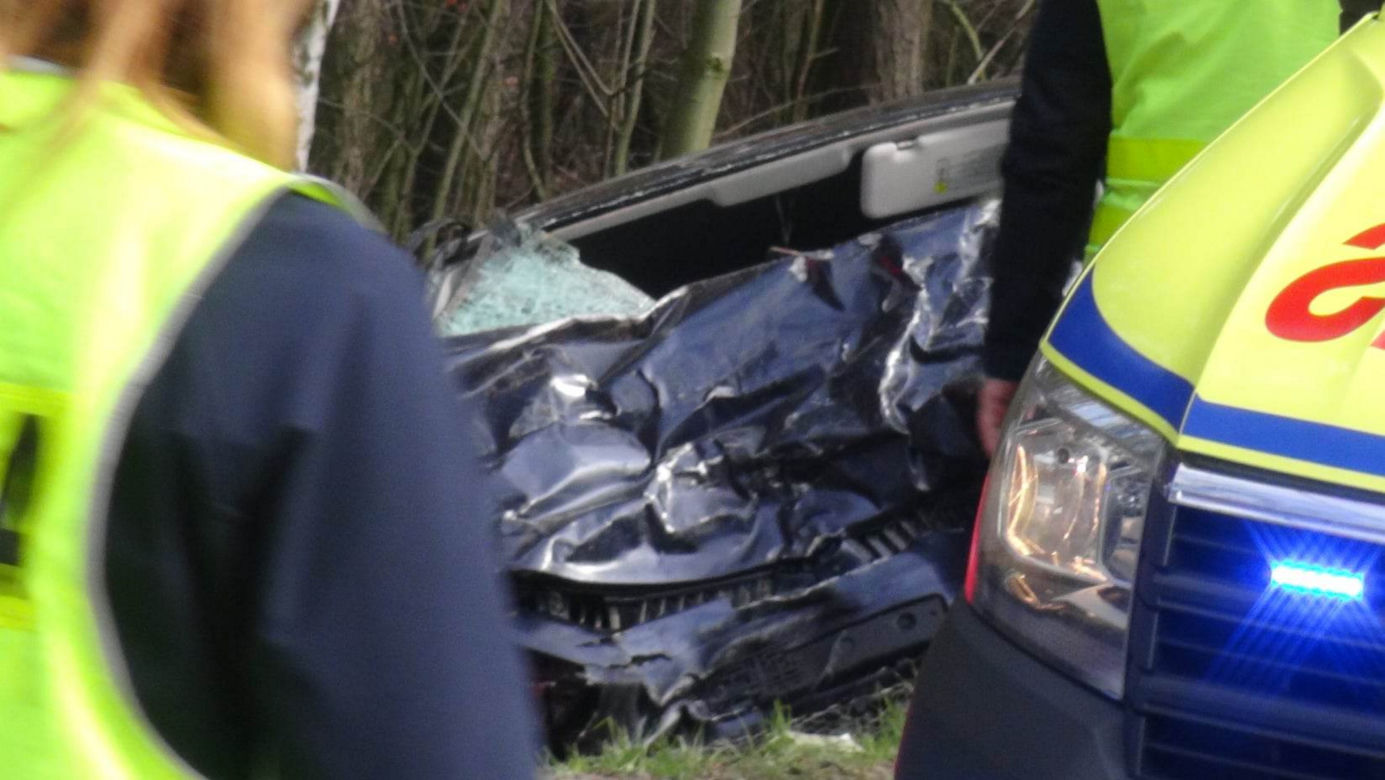 Tragedia w Klembowie. Z auta zostały strzępy, kierowca nie żyje. Są ranni