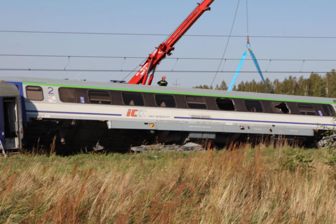 Miejsce katastrofy kolejowej. Pasażerowie opowiedzieli nam, co działo się tuż po zderzeniu z ciężarówką