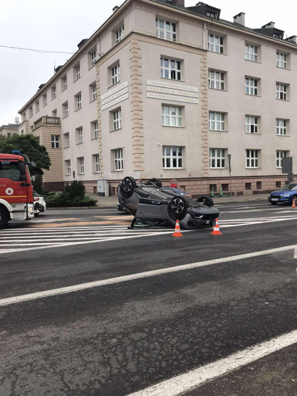 Dachowanie na rondzie Jagiellonów w Bydgoszczy! Kierowca z mandatem [ZDJĘCIA]