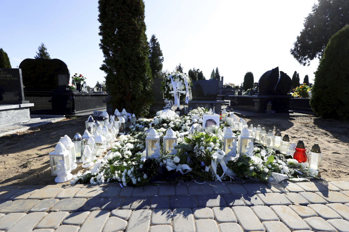 Grób 3-letniego Stasia utonął w morzu kwiatów. Trudno powstrzymać łzy