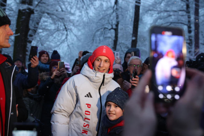 Kacper Tomasiak powitany po IO w rodzinnych stronach
