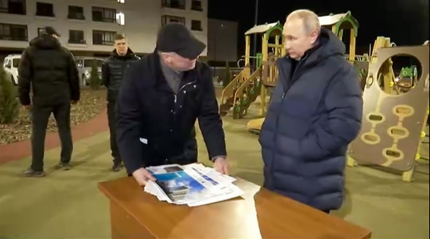 Putin w gumowej masce? "Spontaniczna przejażdżka po Mariupolu". Sobowtór dał plamę!