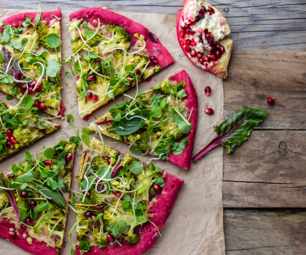 Różowa pizza z sokiem z buraków - kapitalny przepis na wiosnę