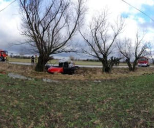 Makabra pod Sochaczewem. Strażacy znaleźli zwęglone zwłoki w seicento