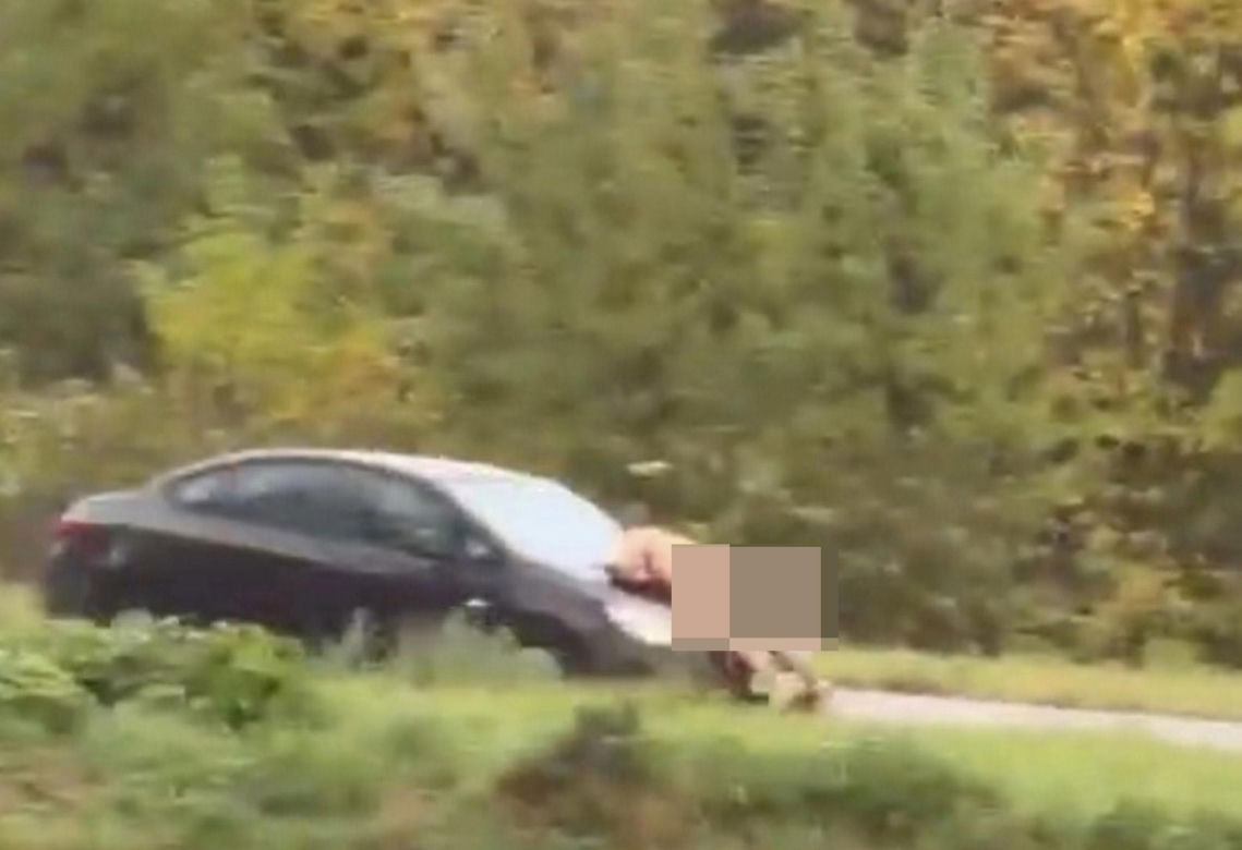 Nagi mężczyzna z maczetą biegał po ulicy! Policjanci użyli paralizatora