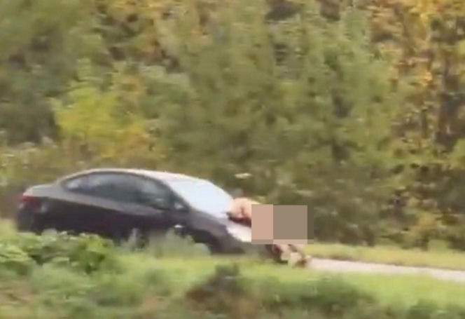 Nagi mężczyzna z maczetą biegał po ulicy! Policjanci użyli paralizatora