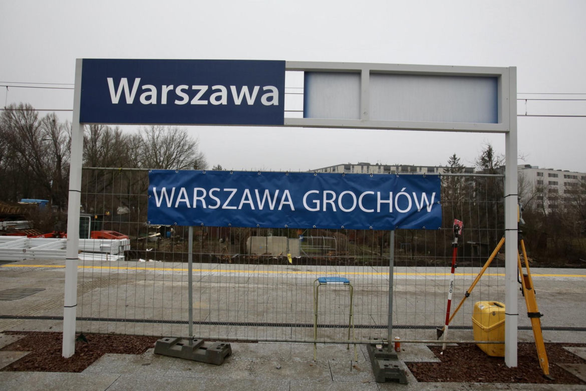 Dojście do nowej stacji przez błoto i plac budowy. PKP Warszawa Grochów jak tor przeszkód 