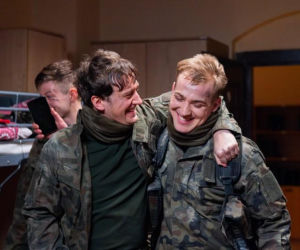 Pierwsza miłość, odcinek 4173: Biały przygotowuje się do świętowania, nieświadomy, że Angelika toczy walkę o życie