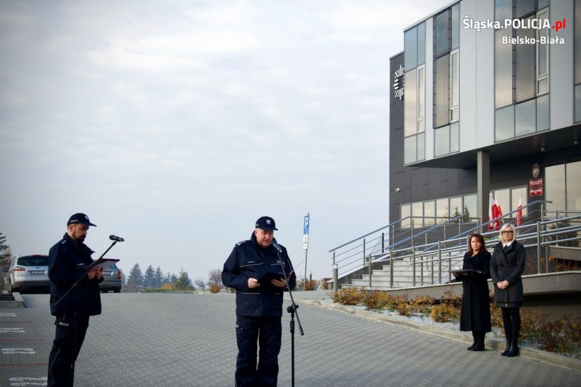 7 nieoznakowanych aut i 3 oznakowane pick-upy. Bielska policja ma 10 nowych radiowozów