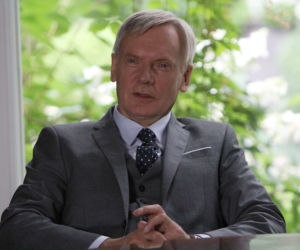 PRZYJACIÓŁKI, odc. 5. Wacław Strzelecki ( Andrzej Precigs) teść Anki  (Magdalena Stużyńska)