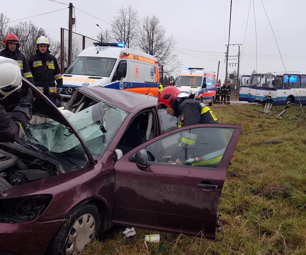 Tołcze. Autobus zderzył się z osobówką. Trzy osoby zabrane do szpitala