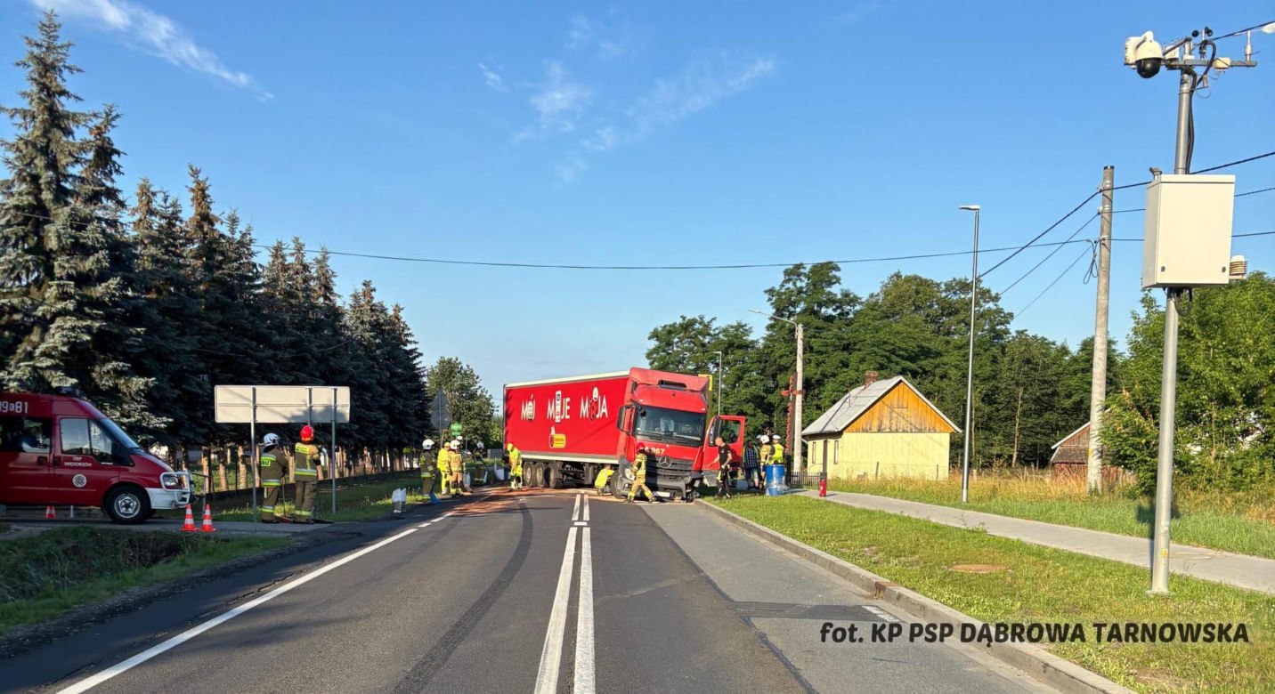 Wypadek w Smęgorzowie. W zderzeniu osobówki z tirem na DK73 ucierpiały 4 osoby