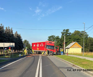 Wypadek w Smęgorzowie. W zderzeniu osobówki z tirem na DK73 ucierpiały 4 osoby