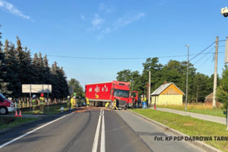 Wypadek w Smęgorzowie. W zderzeniu osobówki z tirem na DK73 ucierpiały 4 osoby