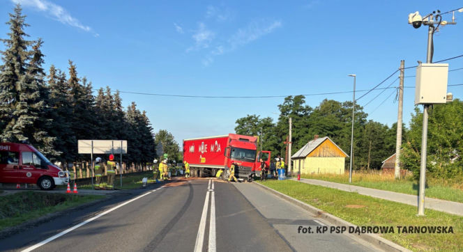 Wypadek w Smęgorzowie. W zderzeniu osobówki z tirem na DK73 ucierpiały 4 osoby