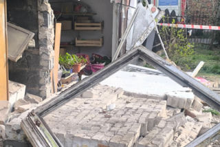 W wyniku wybuchu butli z gazem propan-butan, budynek jednorodzinny został mocno uszkodzony