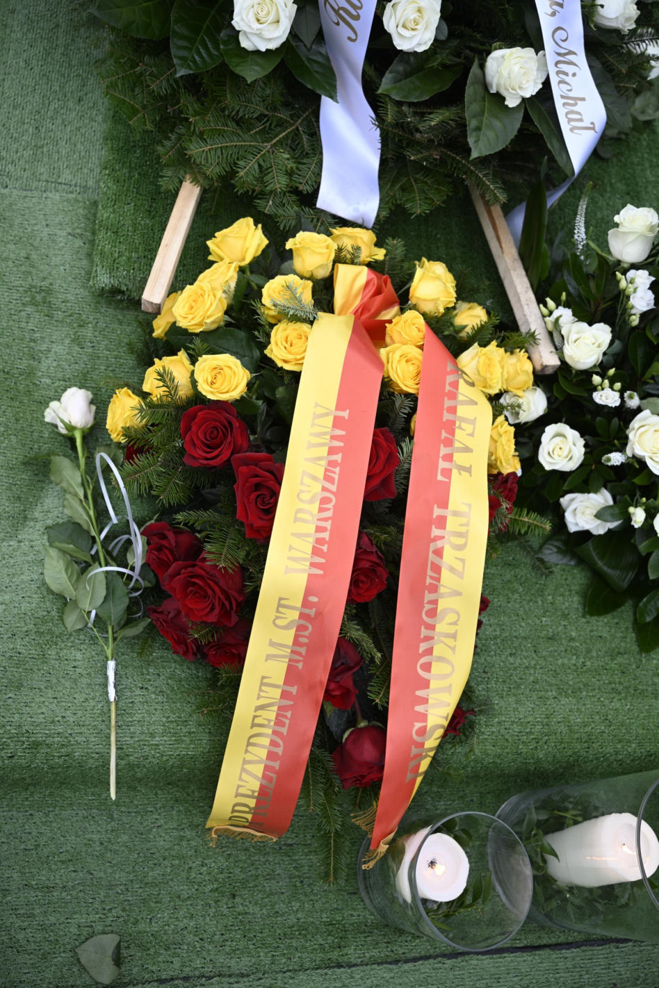 Wieńce na pogrzebie Edwarda Linde-Lubaszenki. Żałobnicy pożegnali artystę pięknymi kwiatami