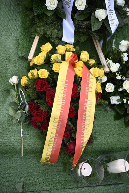 Wieńce na pogrzebie Edwarda Linde-Lubaszenki. Żałobnicy pożegnali artystę pięknymi kwiatami