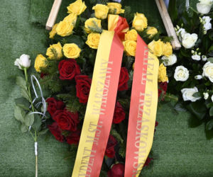 Wieńce na pogrzebie Edwarda Linde-Lubaszenki. Żałobnicy pożegnali artystę pięknymi kwiatami