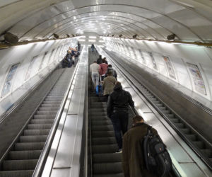 Tych rzeczy absolutnie nie róbcie w metrze! 10 najbardziej irytujących zachowań [GALERIA]