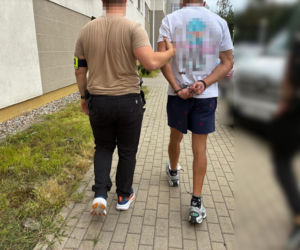 Atakował ludzi bez powodu. 49-latek dostał nożem! Policja nagrała dramatyczne zatrzymanie