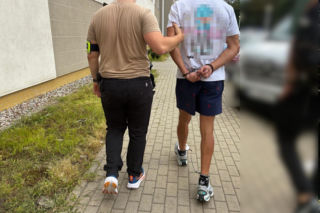 Atakował ludzi bez powodu. 49-latek dostał nożem! Policja nagrała dramatyczne zatrzymanie
