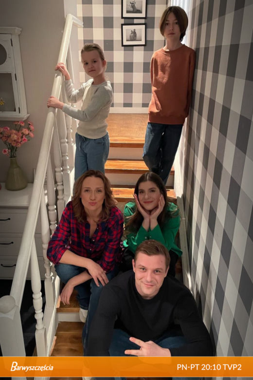 Barwy szczęścia na planie. Asia Sokalska (Anna Gzyra), Emil (Artem Malaszczuk), Hubert (Marek Molak), Agata (Natalia Zambrzycka), Marysia (Nina Szumowska)