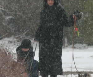 Marta Kaczyńska z synem i psami na sankach w lesie