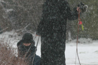 Marta Kaczyńska z synem i psami na sankach w lesie