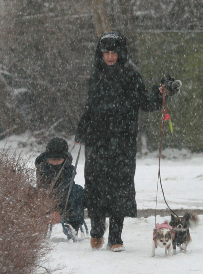 Marta Kaczyńska z synem i psami na sankach w lesie