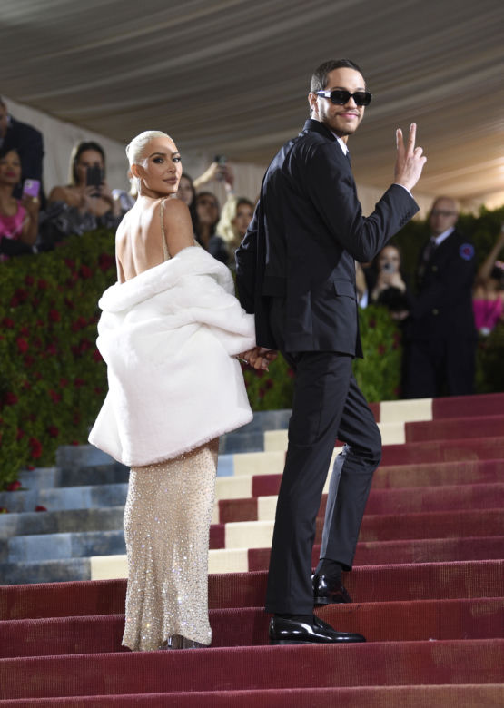 Kim Kardashian w TEJ sukience Marilyn Monroe! Jest warta miliony