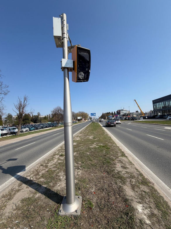 130 tys. zł na naprawy fotoradaru w Al. Jerozolimskich. Znowu został zniszczony. Monitoring nagrał wandala