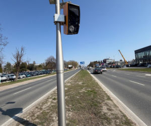 130 tys. zł na naprawy fotoradaru w Al. Jerozolimskich. Znowu został zniszczony. Monitoring nagrał wandala