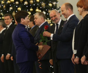 SZYDŁO DAŁA SWOIM MINISTROM  PO 38 TYS. 