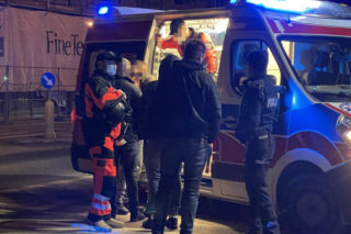 Strzelanina na Pradze! Mężczyzna z ranami postrzałowymi głowy na ulicy. Trwa dochodzenie
