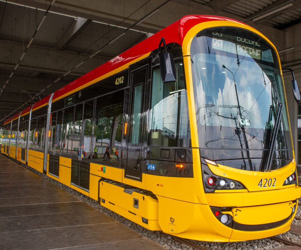Warszawa. Nowe tramwaje z Korei nie mieszczą się na przystankach. Trochę im za ciasno, co nie?