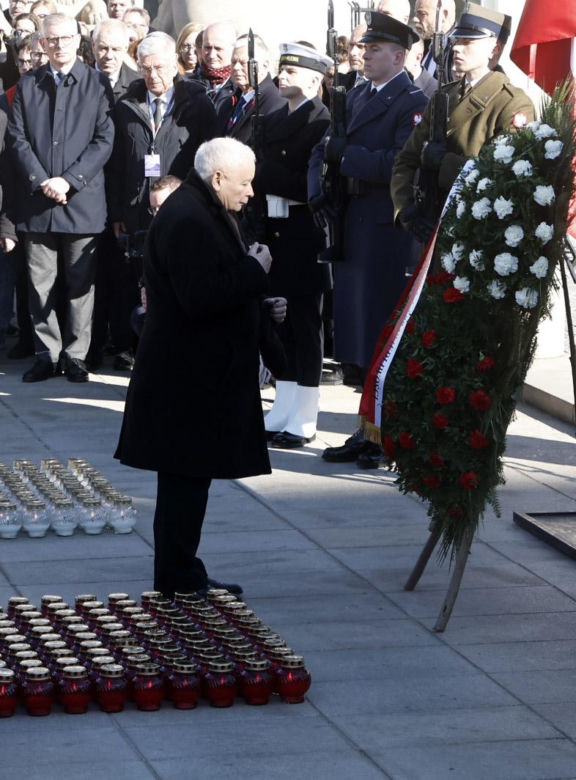 Rocznica katastrofy smoleńskiej. Prezydent Nawrocki uczcił pamięć zmarłych