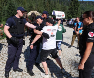 Protesty przeciwko konnemu transportowi nad Morskim Okiem