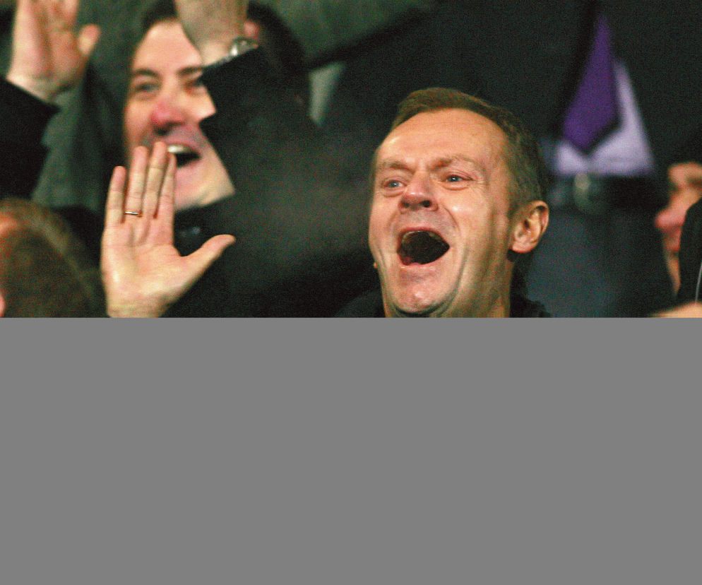 Zwycięski Tusk na meczu, zasępiony Kaczyński na cmentarzu