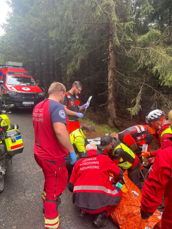 Tragedia na niebieskim szlaku. 50-latek walczył o życie, turyści ruszyli na ratunek