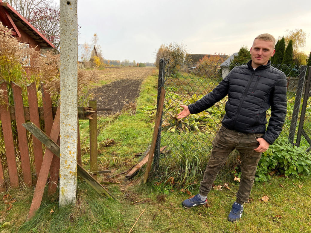 Szymki. Opuszczone koczowisko migrantów przy granicy polsko-białoruskiej / Sołtys wsi Szymki (woj. podlaskie) z rodziną