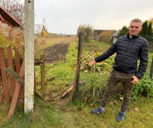 Szymki. Opuszczone koczowisko migrantów przy granicy polsko-białoruskiej / Sołtys wsi Szymki (woj. podlaskie) z rodziną