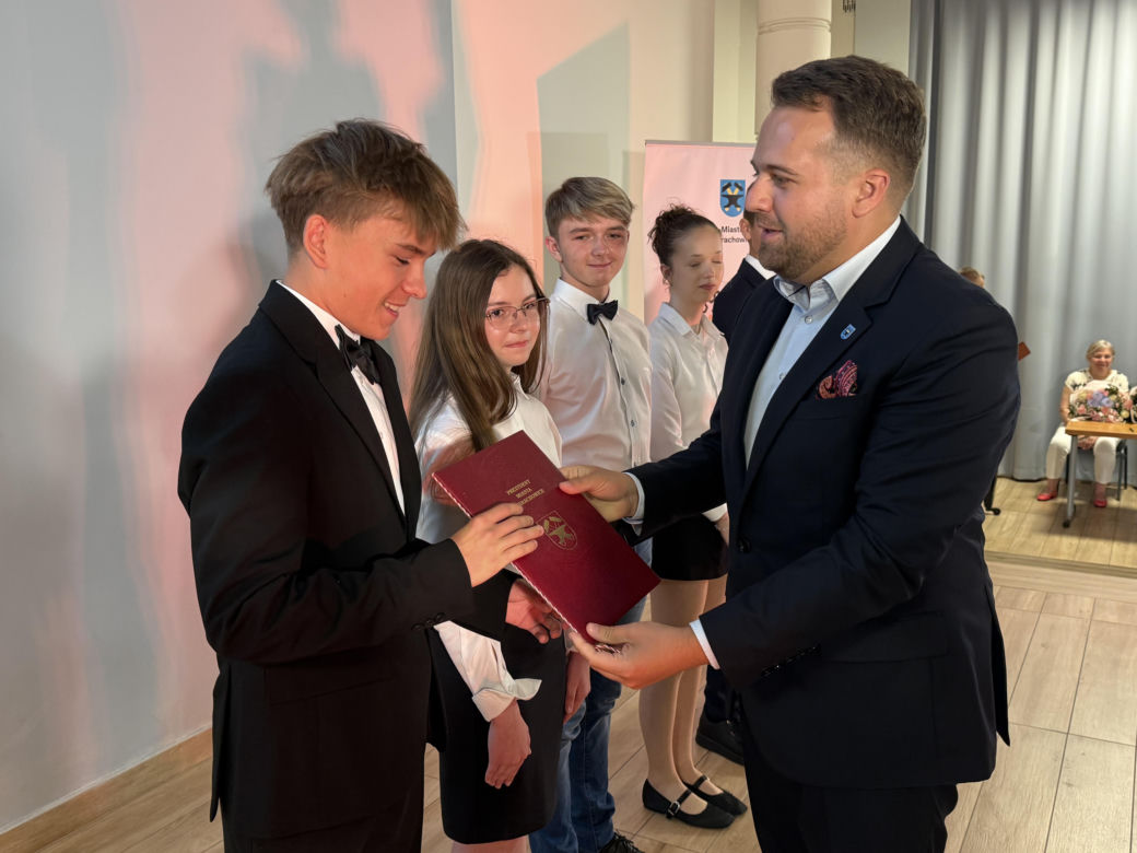 Młode talenty ze Starachowic nagrodzone. Prezydent Marek Materek wręczył stypendia za wybitne wyniki