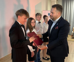 Młode talenty ze Starachowic nagrodzone. Prezydent Marek Materek wręczył stypendia za wybitne wyniki