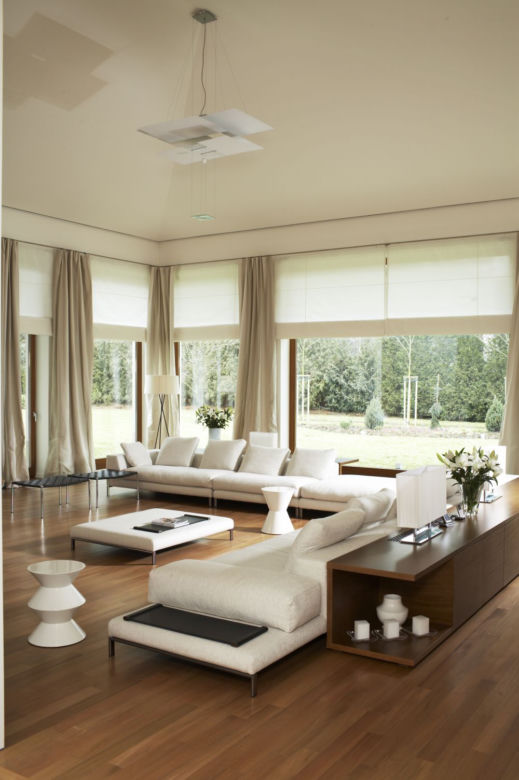 aranżacja salonu - biała sofa