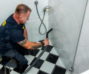 Jak poprawnie usunąć starą fugę i silikon oraz nałożyć nowy? Murator Remontuje